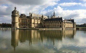Merveilleusement restauré sous l'égide de la fondation du domaine de Chantilly, présidée par Son Altesse l'Aga Khan, le château de Chantilly est un joyaux de l'histoire de France façonné du Moyen Âge au 19ème siècle.